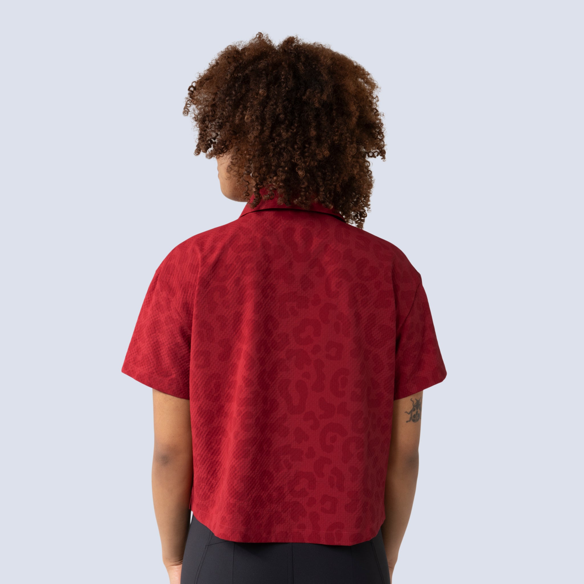[Garnet Meow] Lil Party shirt Garnet Meow on model back crop view
