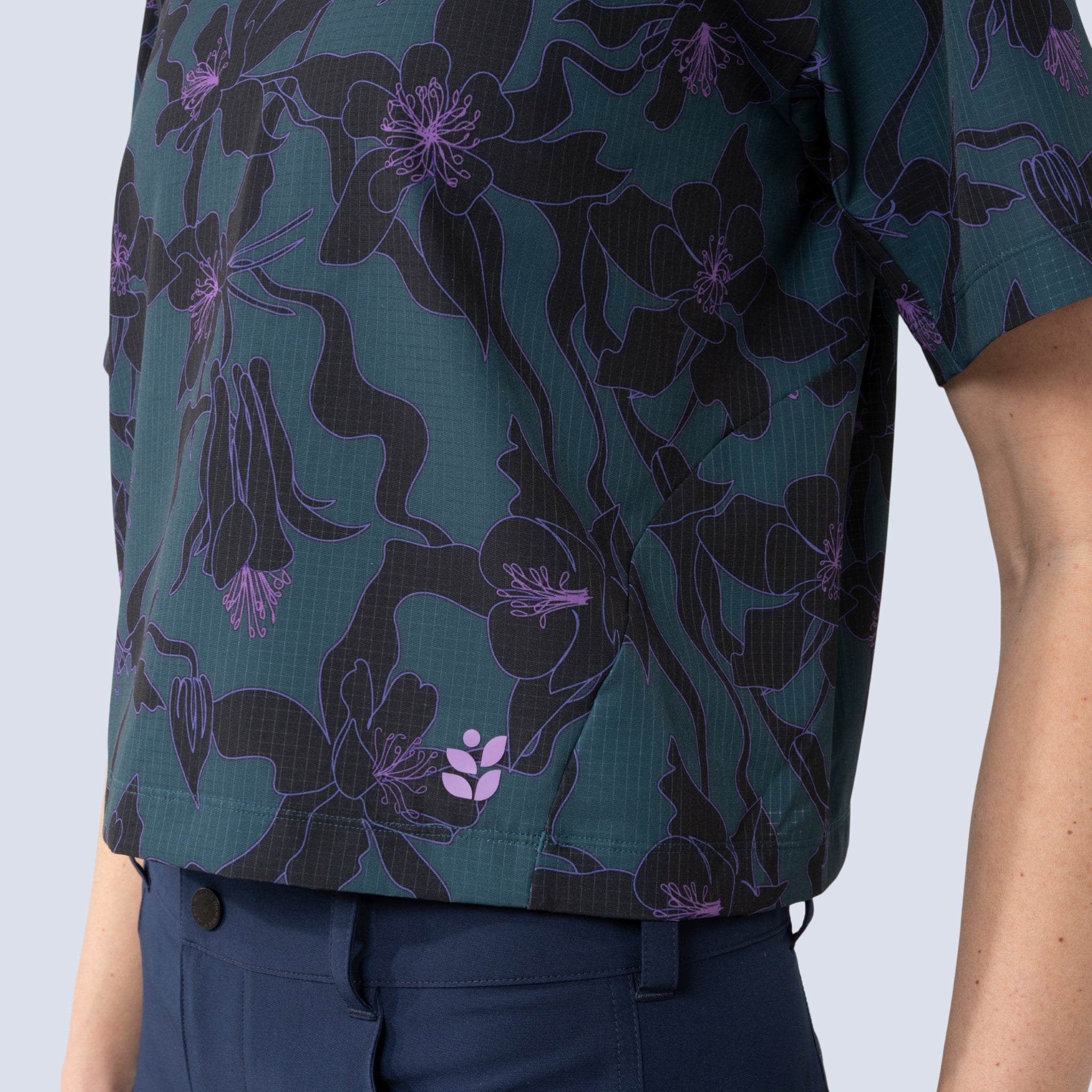 [Spruce Aquila Bloom] Easley Crop tee black and green floral, on model side contrast stitch detail