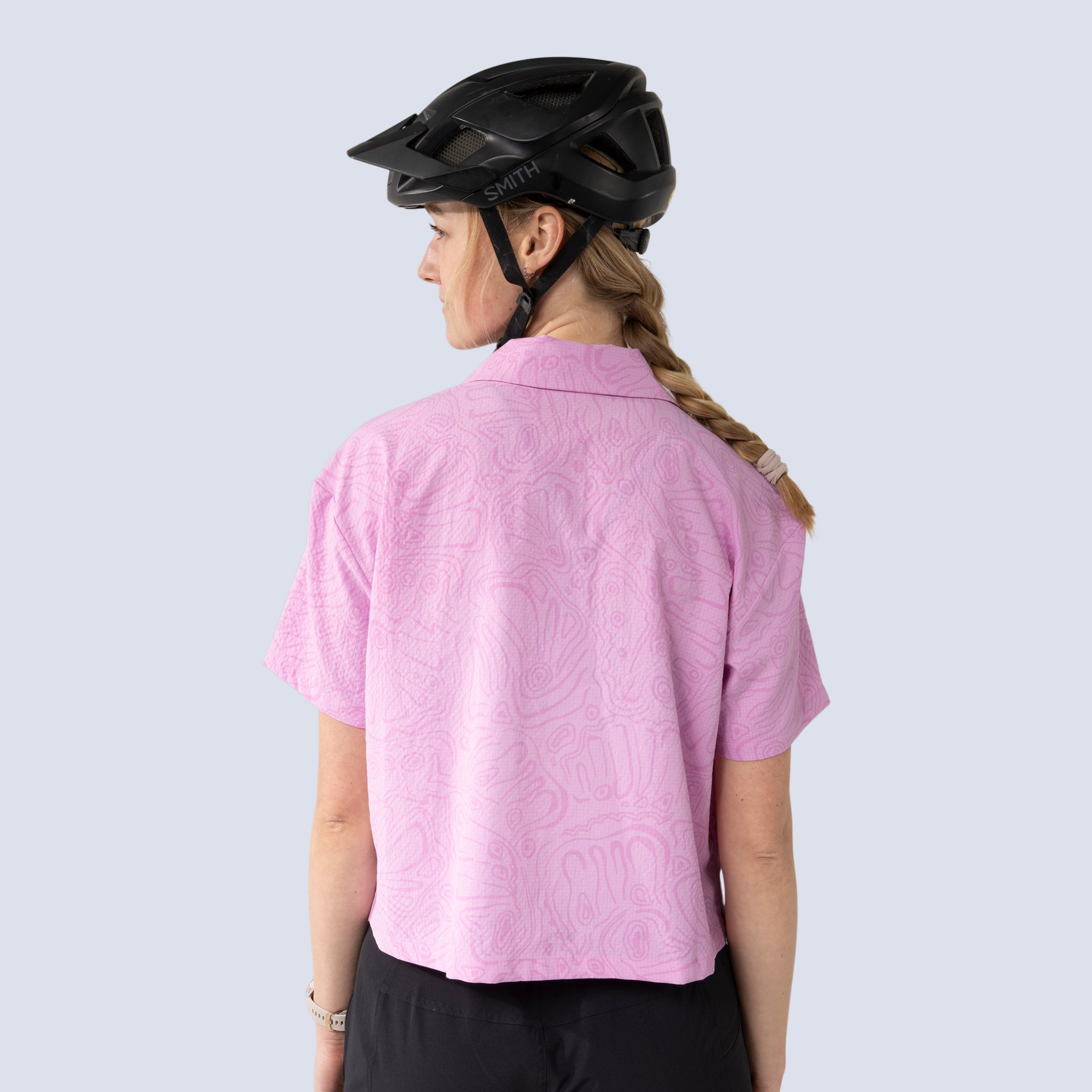 [Alpenglow Wings] Lil Party shirt Alpenglow Wings on model back crop view