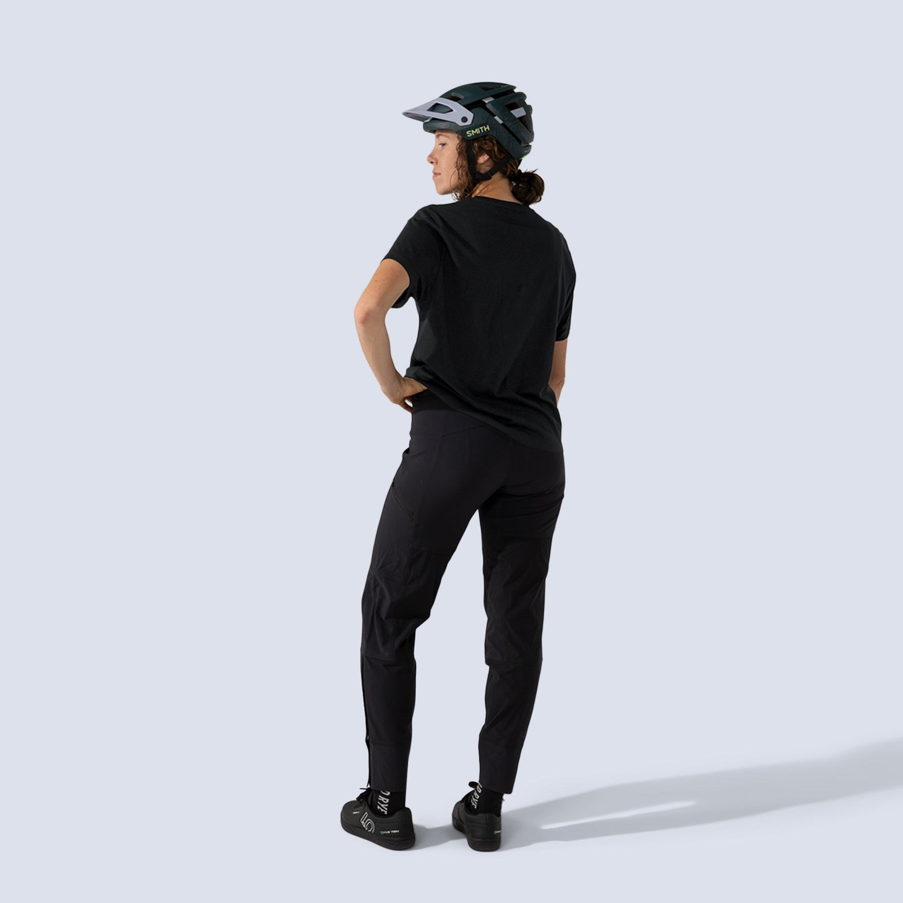 [Black] Freyah Pant Black back full body view
