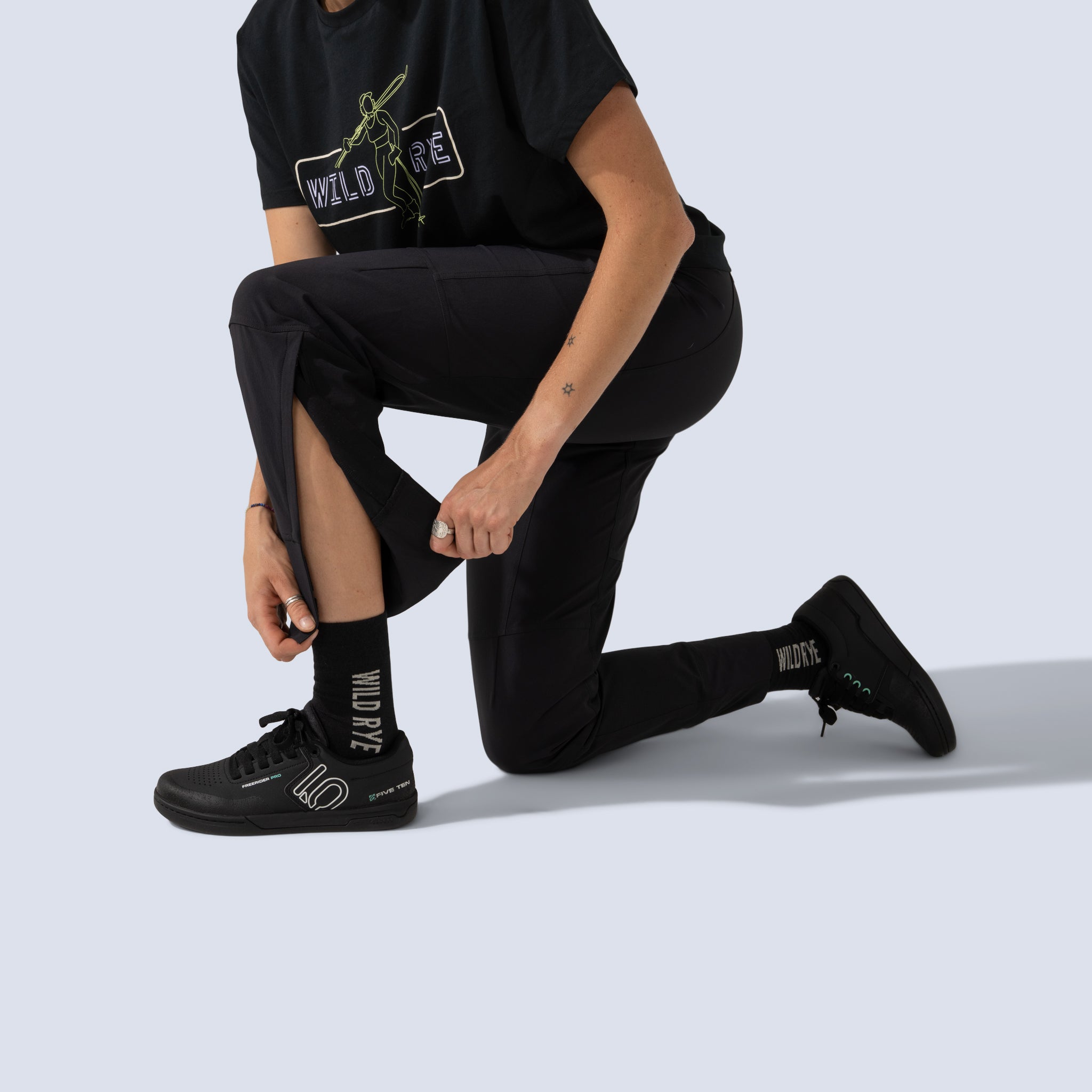 [Black] Freyah Pant Black side cuff zipper detail