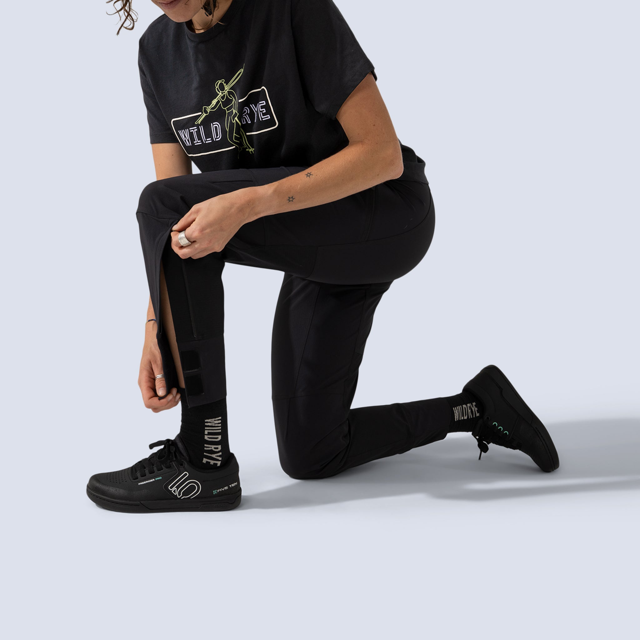 [Black] Freyah Pant Black cuff zipper detail