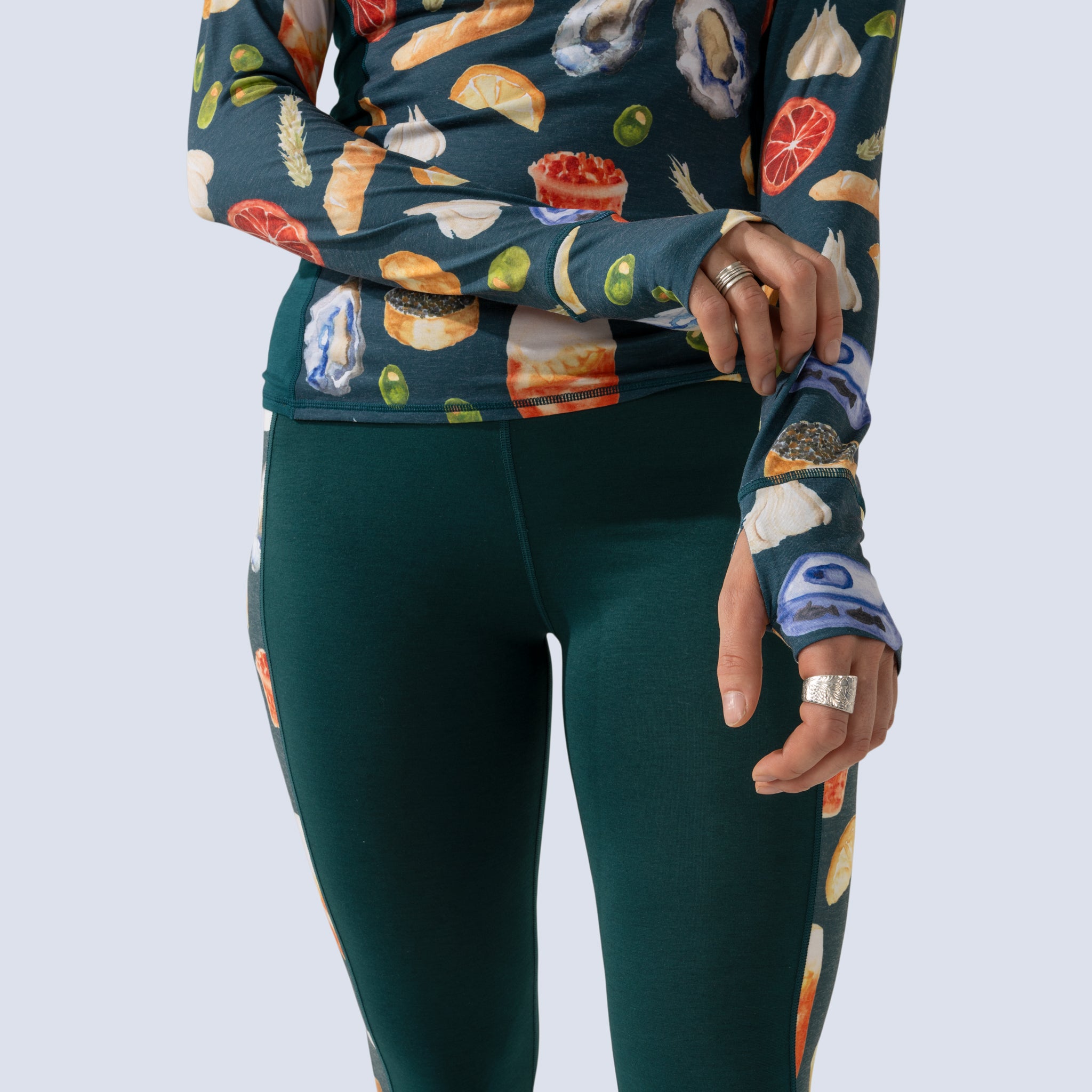 [Spruce Spuntini] Bassett Raglan Lite on model thumbhole detail