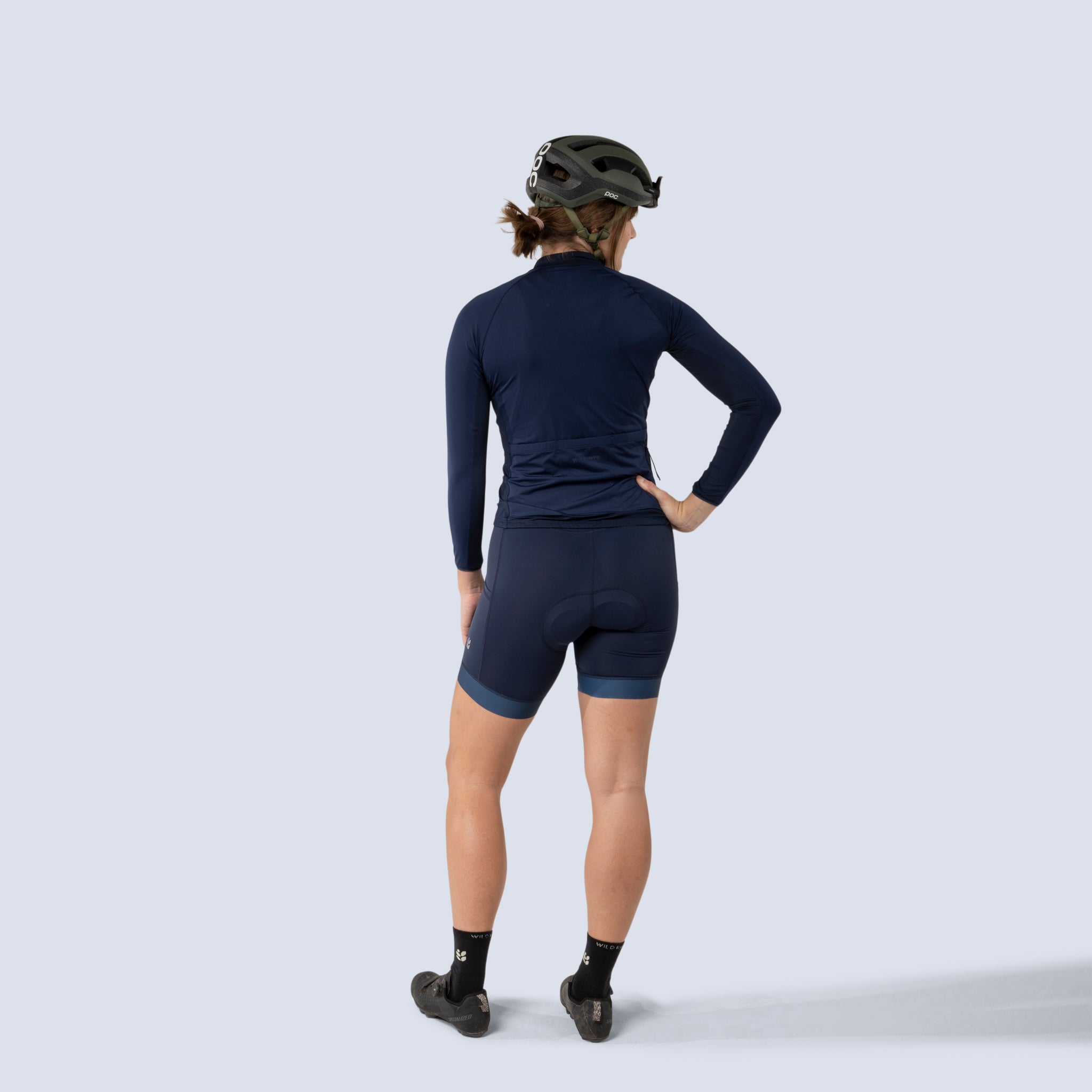 [Midnight] Gem longsleeve jersey in midnight, on model back full body view