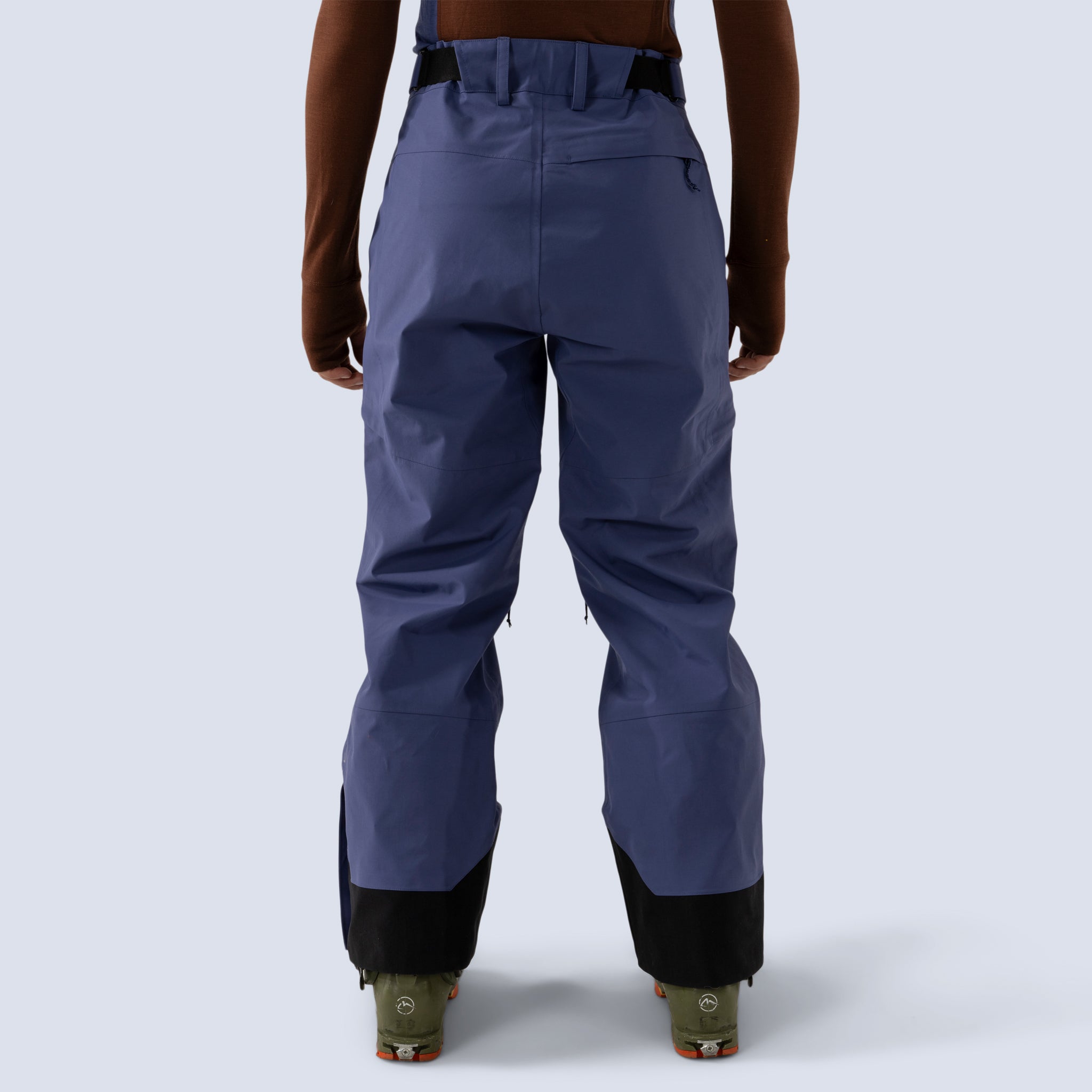 [Storm] Butterfield 3L pant in storm blue, on model back crop view