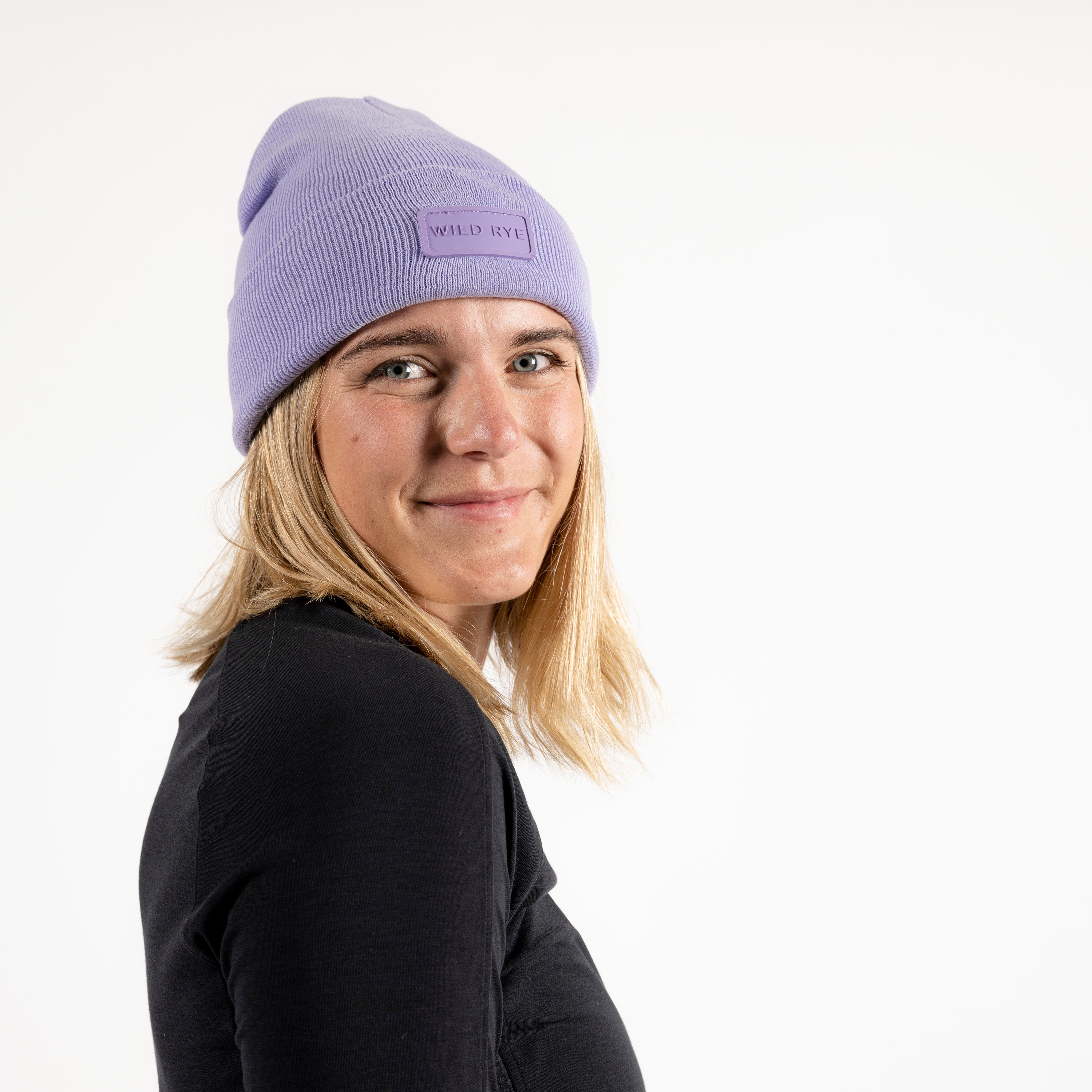 [Lilac] Woman wearing gretzki knit beanie in lilac