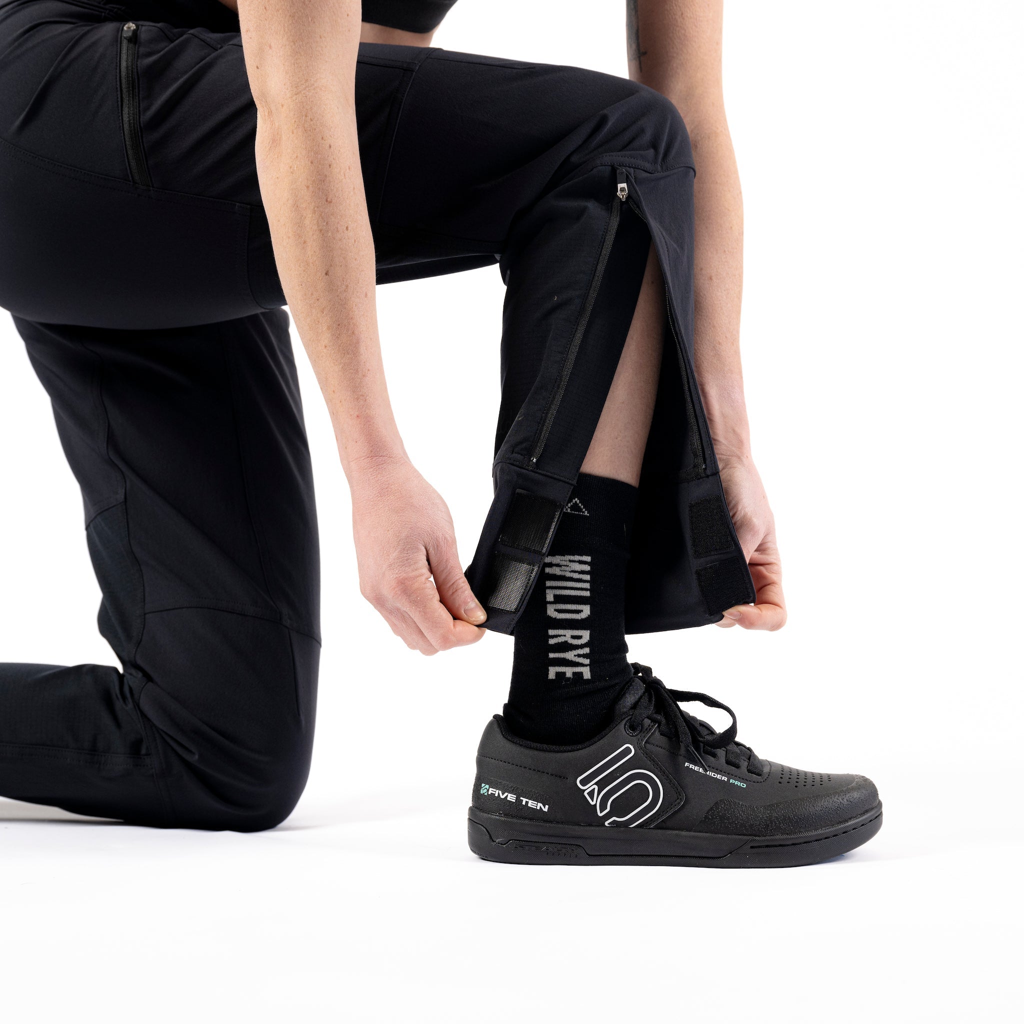 [Black] Freyah Pant Black Ankle Zip