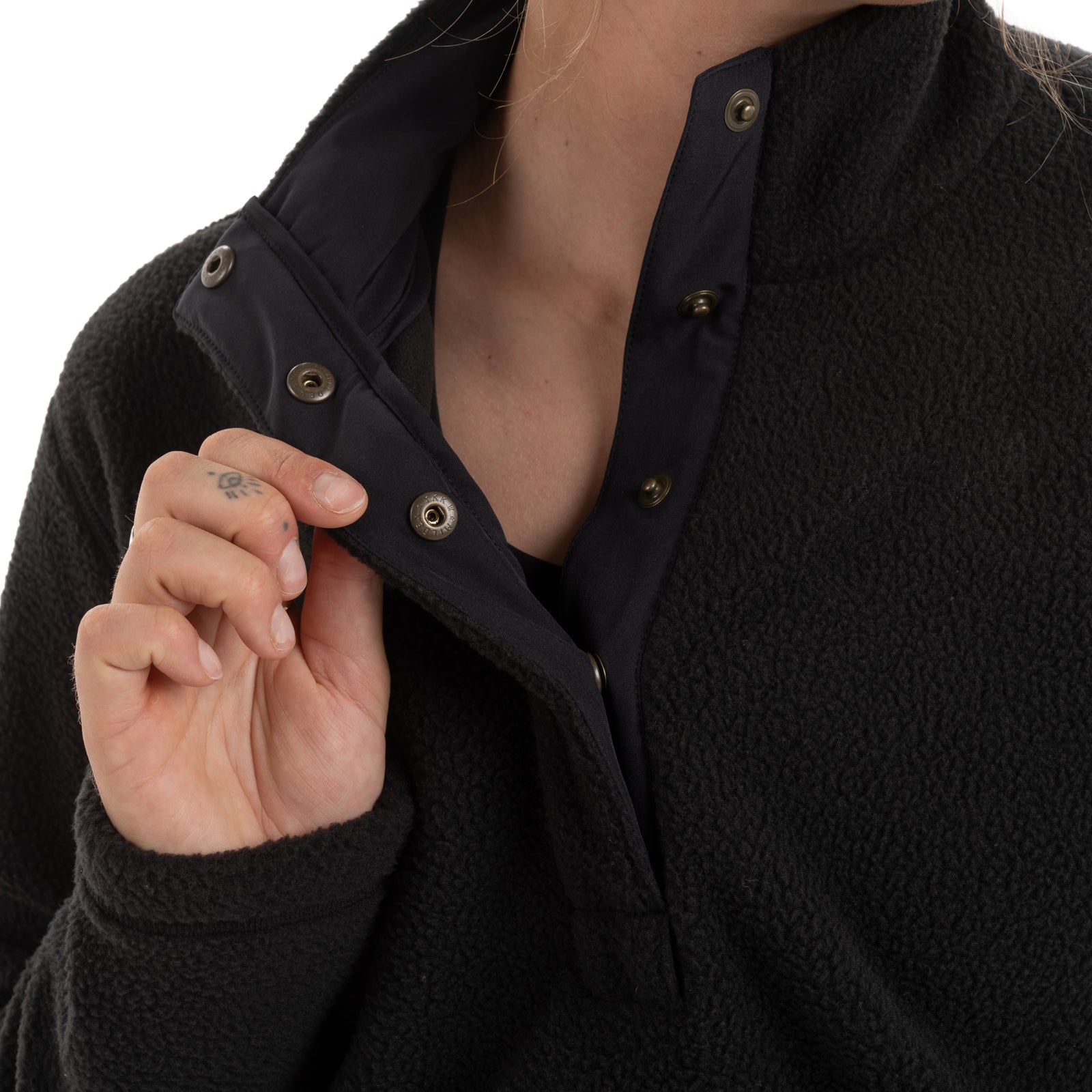 [Black] high-pile fleece pullover black button detail