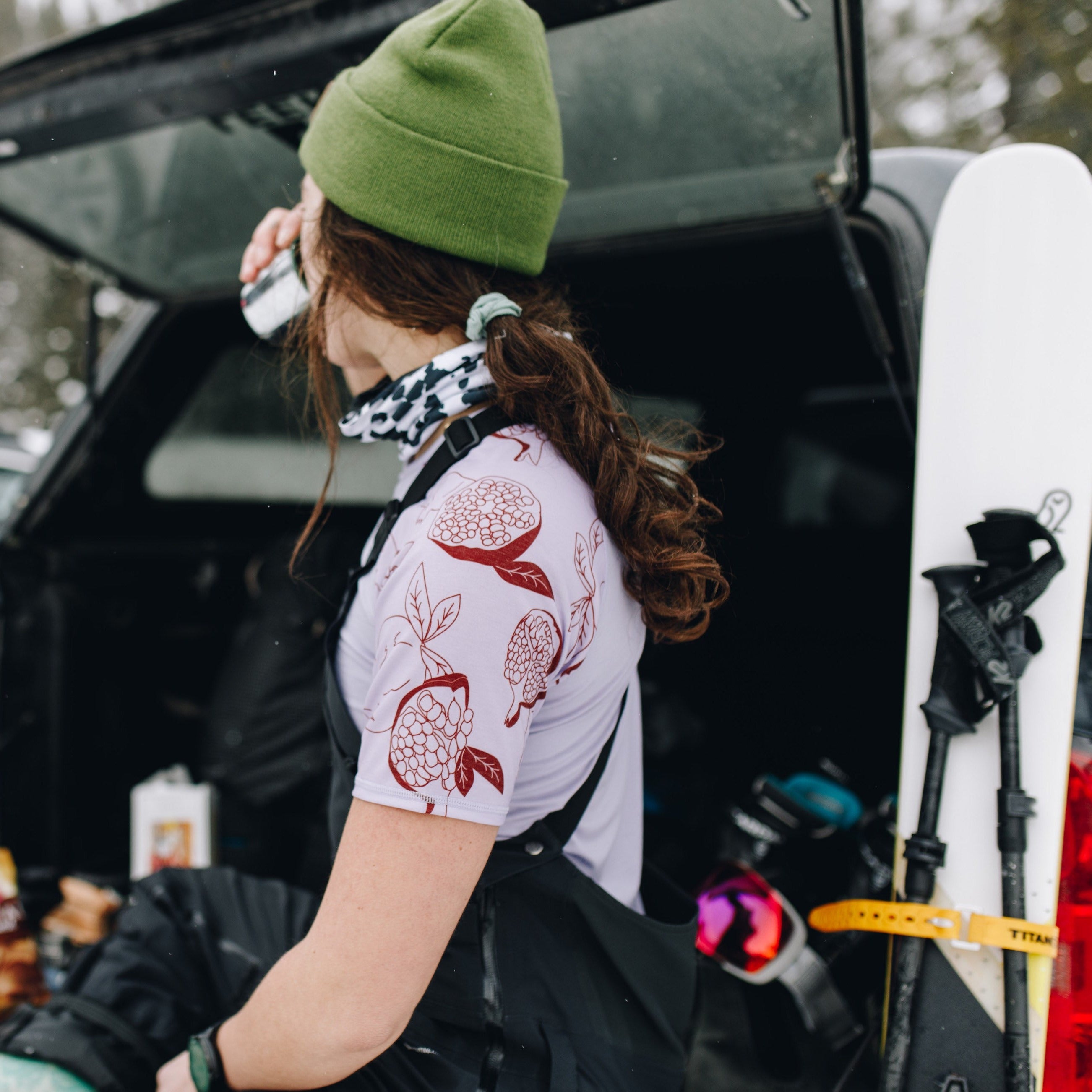 [Pomegranate] Woman Preparing for Ski Tour Wearing Nona Lite